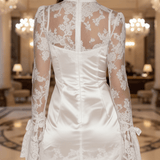 VESTIDO CORTO BLANCO DE SATÉN Y ENCAJE CON MANGA LARGA