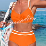 BIKINI DE DOS PIEZAS DE TIRO ALTO CON RAYAS Y DISEÑO EN CONTRASTE