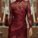 VESTIDO CORTO ENVOLVENTE DE SATÉN BURDEOS CON ENCAJE