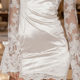VESTIDO CORTO BLANCO DE SATÉN Y ENCAJE CON MANGA LARGA