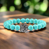 Pulsera con Perlas en Forma de Huella – Diseño de Piedra Natural