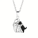 Collar con Niña y Perro Abrazados