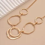 Collar con Medallón Inspirado en la Elegancia Clásica