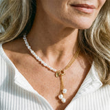 Collar con elegante joya colgante de perlas