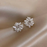 Pendientes Elegantes y Refinados con Pétalos de Ópalo en Oro