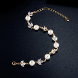 Pulsera retro con perlas y hojas en color dorado