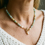 Collar retro dorado con piedras