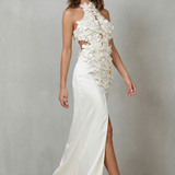 VESTIDO MAXI CON CUELLO HALTER, FLOR Y ABERTURA PARA MUJER