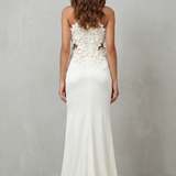 VESTIDO MAXI CON CUELLO HALTER, FLOR Y ABERTURA PARA MUJER