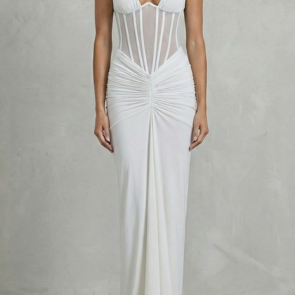 VESTIDO MAXI CON CUELLO HALTER Y CORSÉ ESCULPIDO