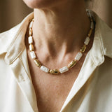 Collar vintage con perlas doradas y blancas rectangulares