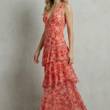 VESTIDO MAXI DE CHIFÓN CON CAPAS Y FLORACIÓN CARMESÍ
