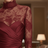 VESTIDO CORTO ENVOLVENTE DE SATÉN BURDEOS CON ENCAJE