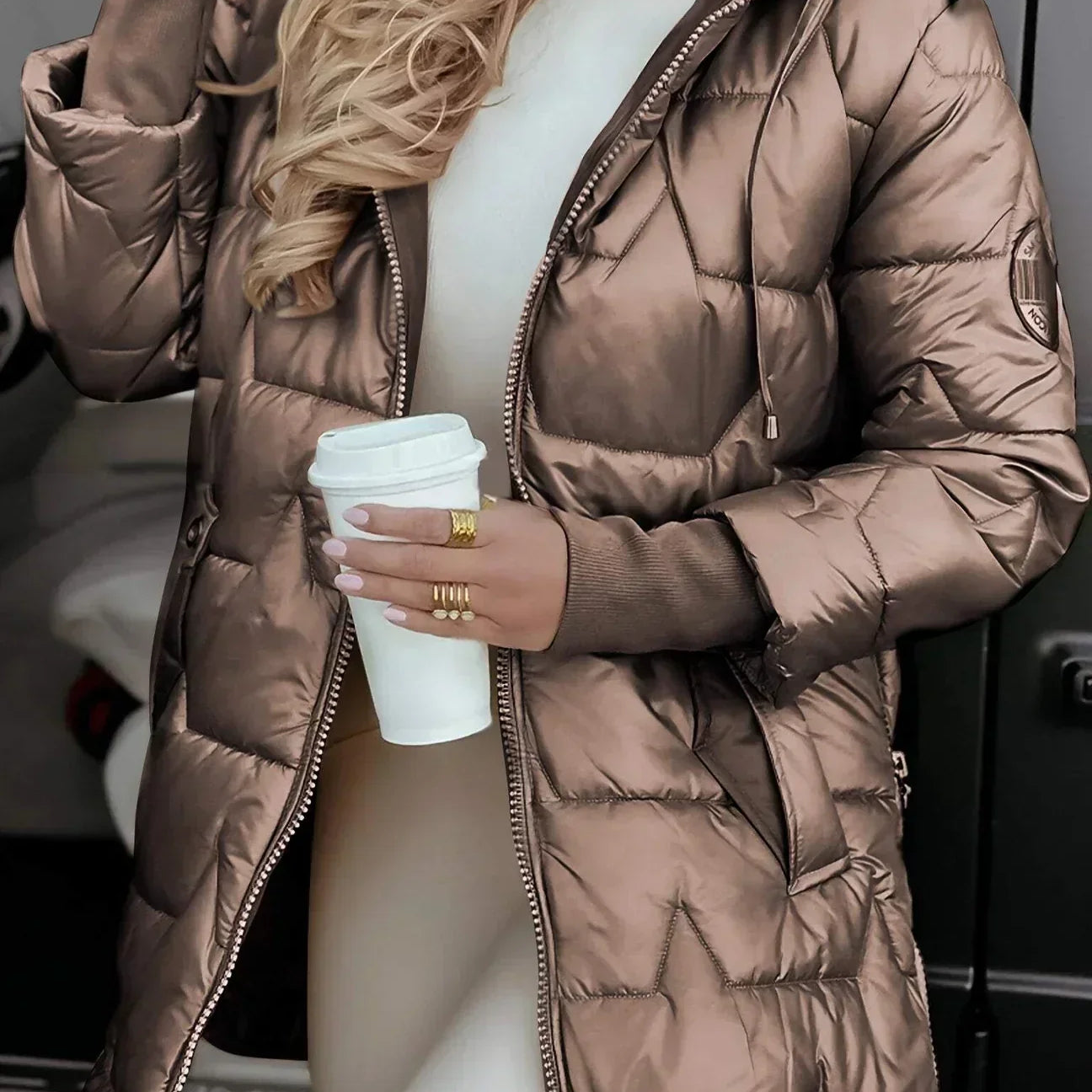 Nora - Abrigo Elegante de Invierno con Capucha y Acolchado